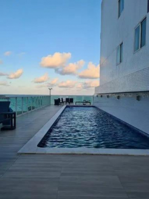 Lindo pé na areia com terraço frente mar